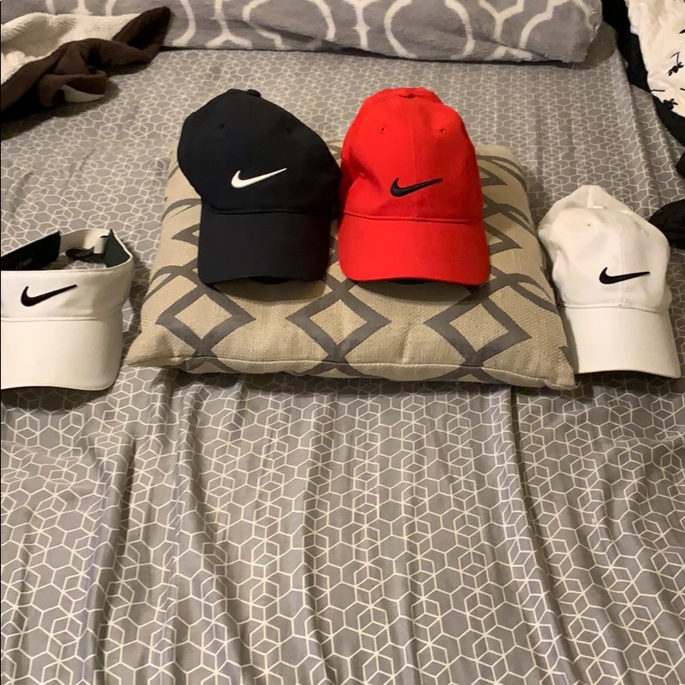 4 Nike hats in good conditions hardly worn - Picture 2 of 3